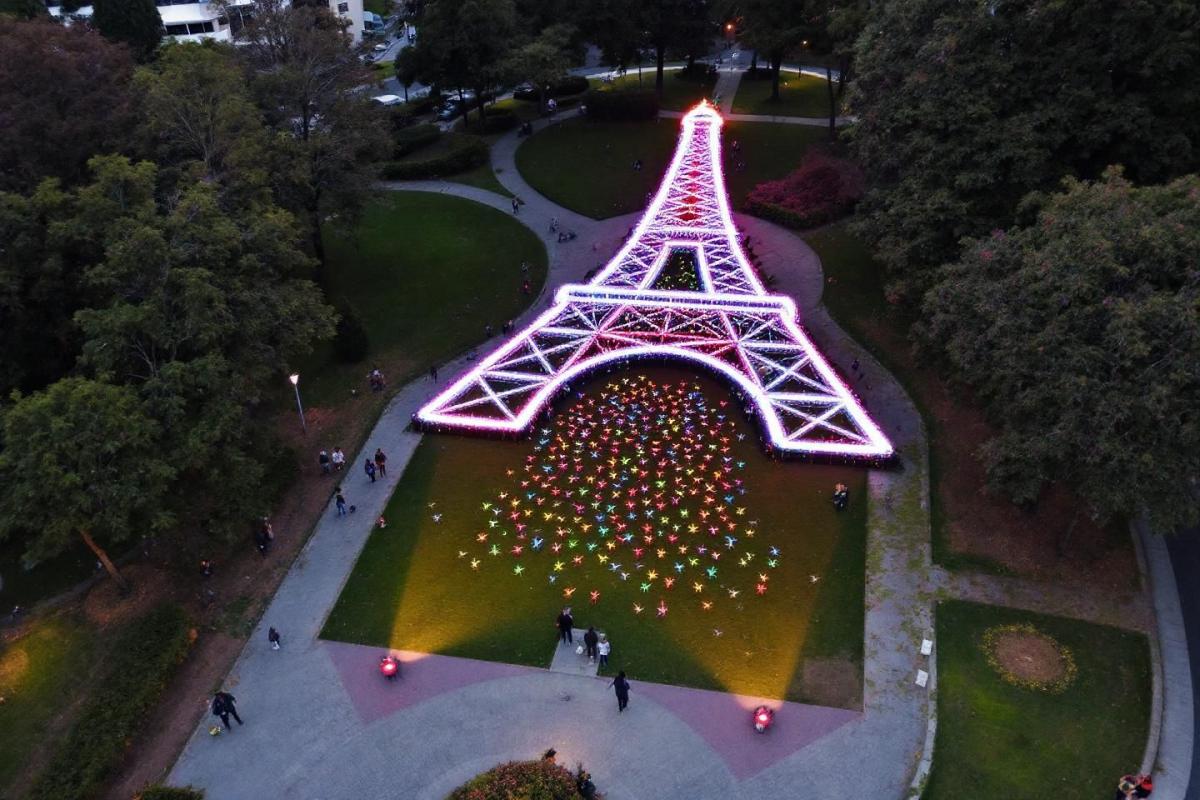 500 Drones illuminent Paris : Ce spectacle magique va vous couper le souffle