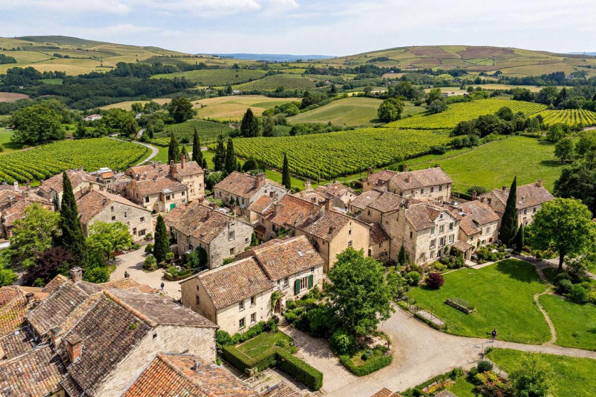 À 30 min de Lyon se cache ce village qui rivalise avec la Toscane (vous allez adorer)