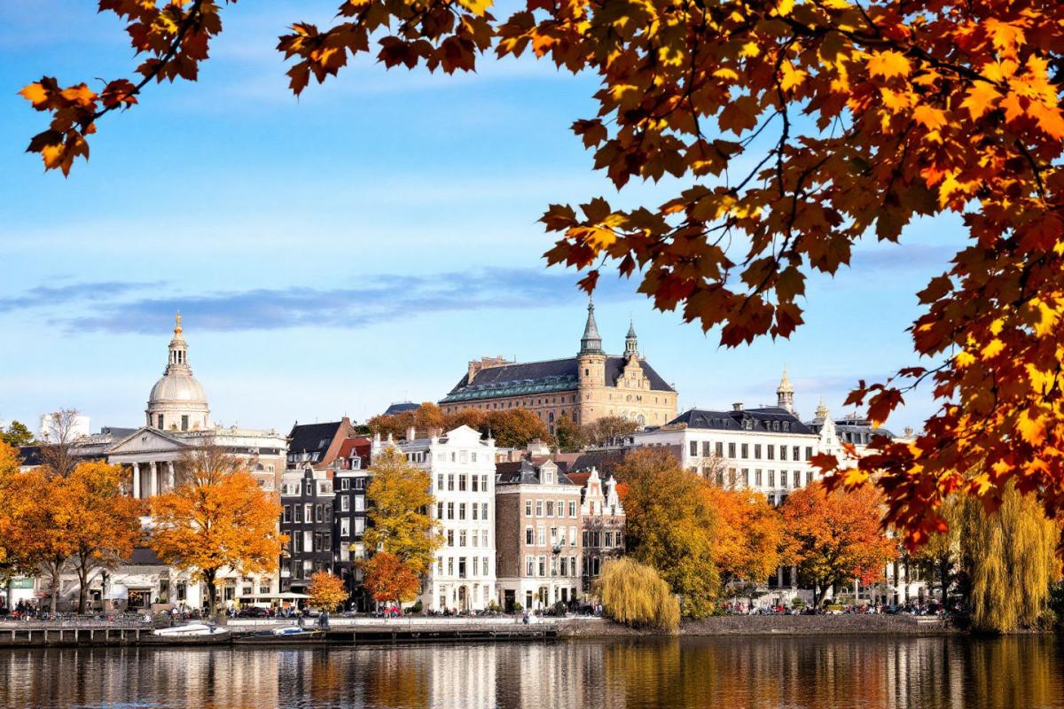 Cette cité au bord de l'eau surpasse les lacs italiens et devient féerique en automne