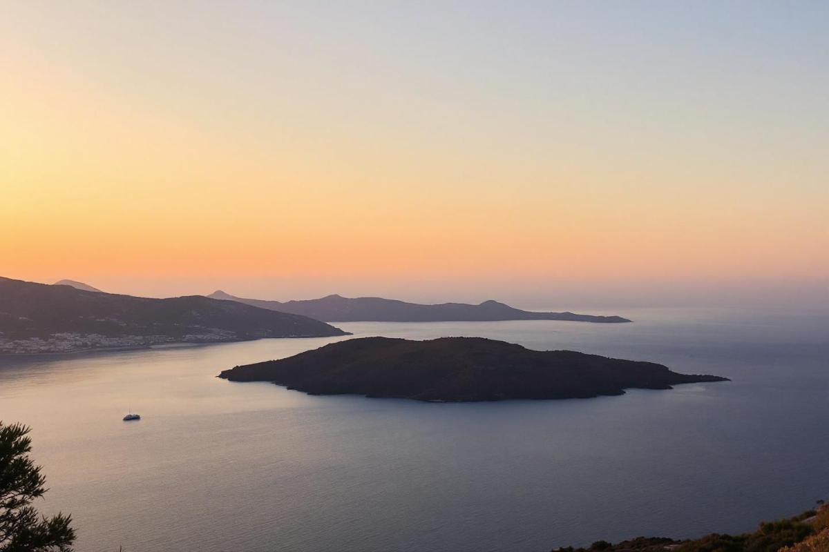 Découvrez cette île grecque abordable et préservée pour moins de 100 euros par nuit