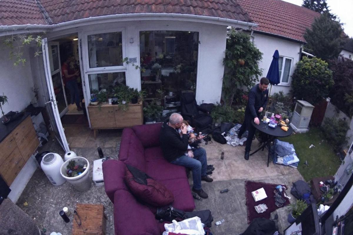 Cette famille découvre une caméra cachée dans sa villa... (ce qu'elle filme est glaçant)