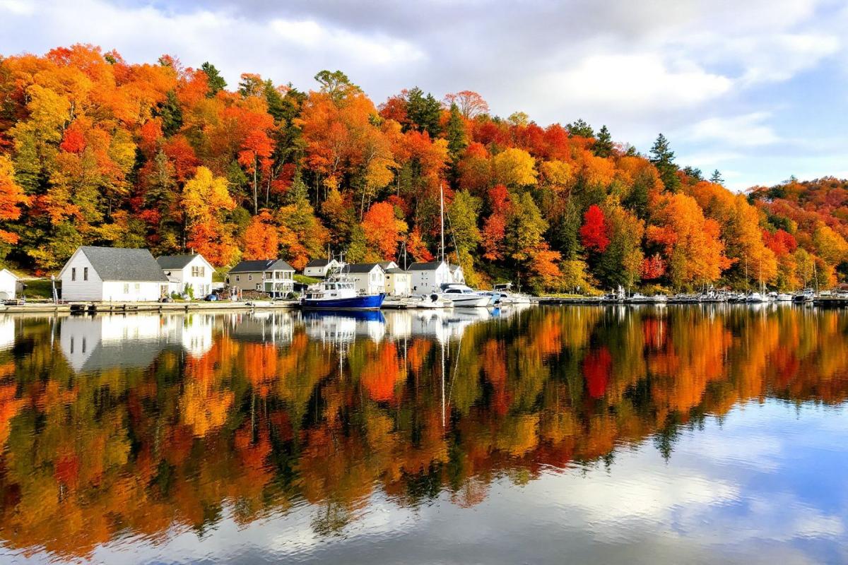 Ce port discret devient la carte postale préférée des photographes d'automne