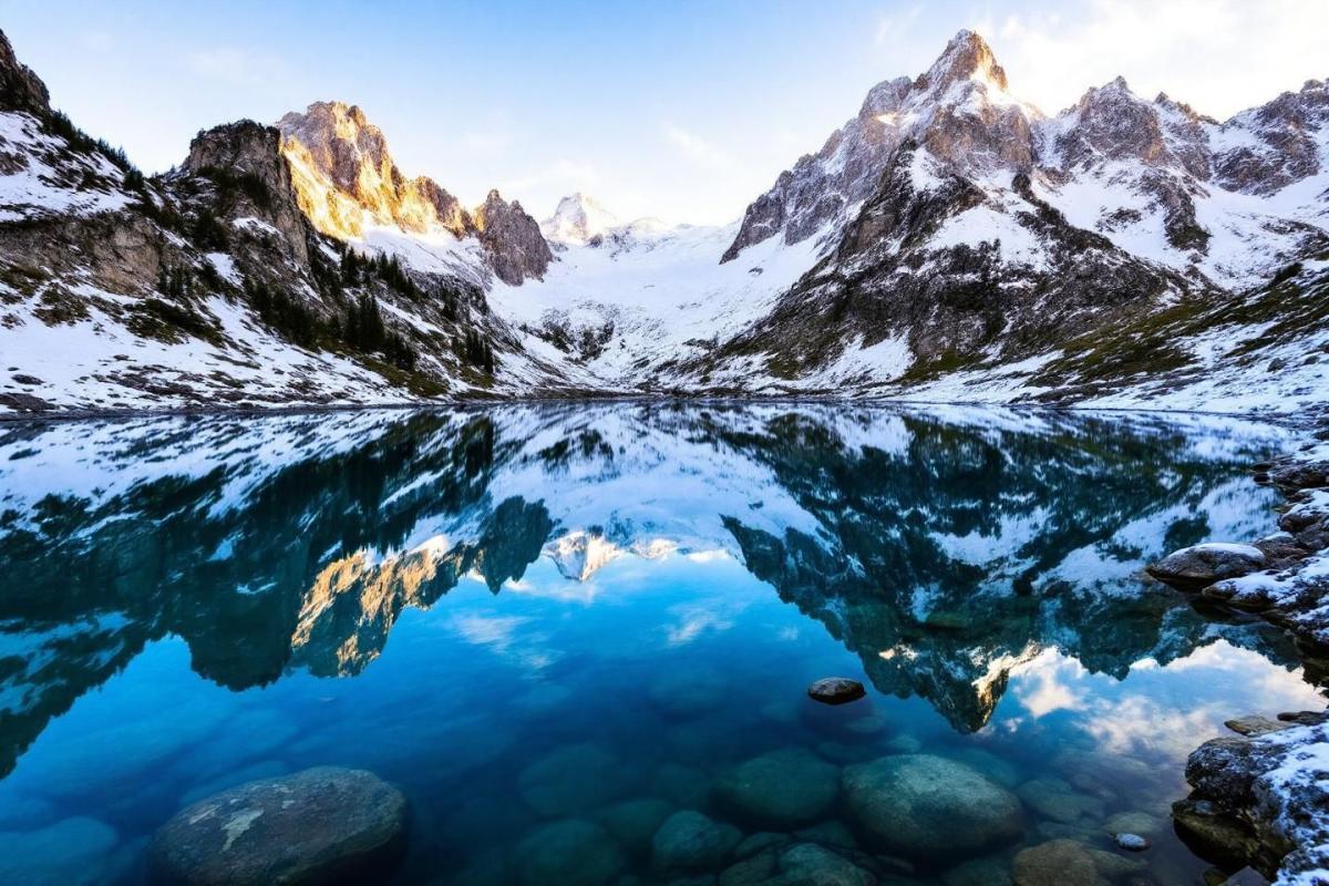 Vous ne devinerez jamais où se cache le plus grand lac naturel d'Europe à 2230m