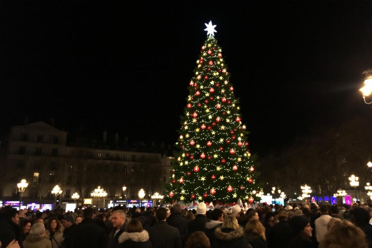 Vous ne devinerez jamais quelle ville devient la capitale magique de Noël 2025