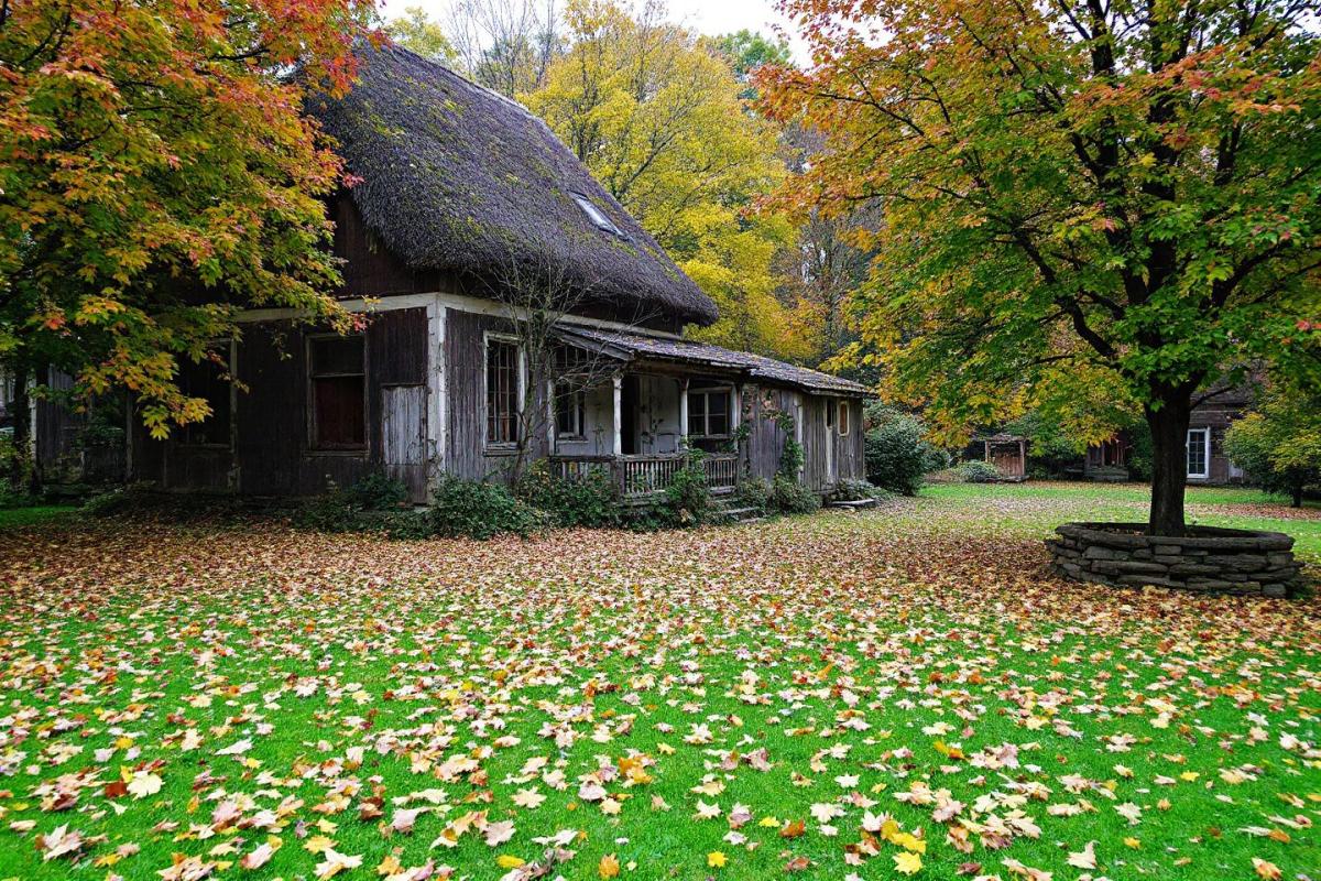 Ce hameau oublié devient le décor d'un film romantique dès que tombent les premières feuilles