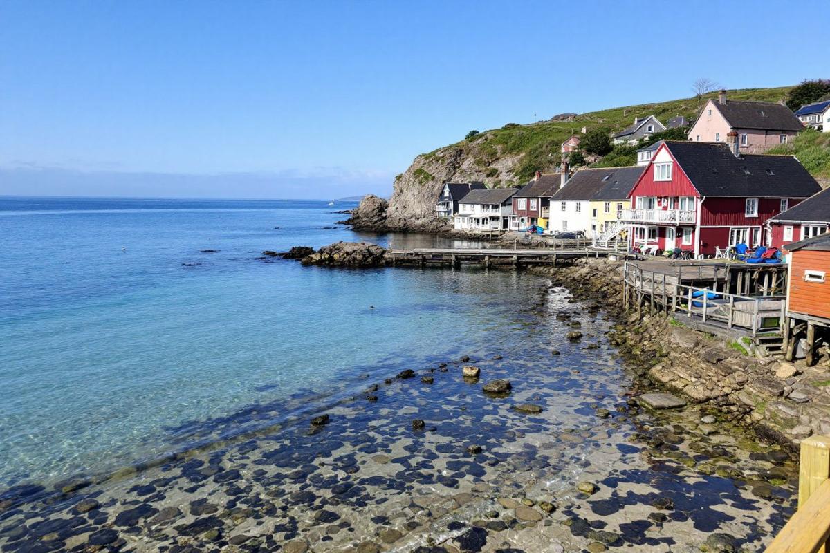 Ce village côtier surprise devient l'escapade idéale quand la plage se vide en septembre